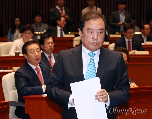 자유한국당 김병준 비상대책위원장이 10일 오전 서울 여의도 국회 본관에서 열린 비상대책위원회-국회의원 연석회의에서 모두발언을 하기 위해 발언대로 향하고 있다. 왼쪽은 김성태 원내대표.