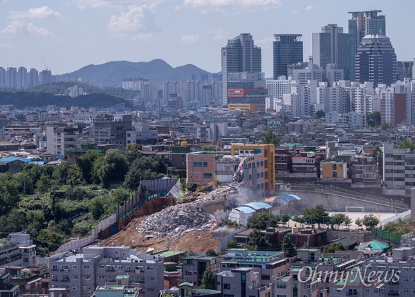  10일 오전 서울 동작구 상도유치원에서 지반이 무너지며 붕괴된 건물의 일부분을 철거하고 있다. 