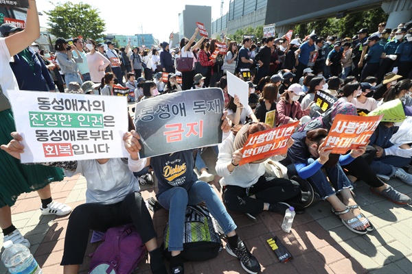 제1회 인천퀴어문화축제가 열린 지난 9월 8일 오전 인천시 동구 동인천역 북광장에서 축제를 반대하는 시민들이 집회를 하고 있다.