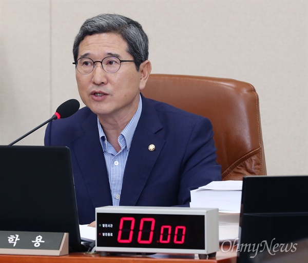 국회 환경노동위원회 김학용 위원장이 8월 22일 서울 여의도 국회에서 열린 환노위 전체회의를 진행하고 있다.  