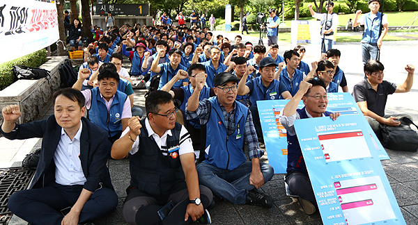 부산지하철노동조합은 10일 오전 부산시청 광장에서 노조 간부 150여 명이 참석한 가운데 도시철도 안전과 공공성 확보를 위한 임원 선출 과정 및 운영 패러다임의 근본적 혁신을 촉구하는 결의대회를 개최했다.