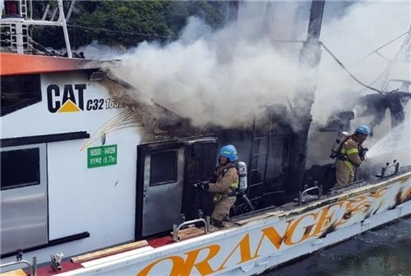 창원진해 삼포항에 정박하고 있던 어선에서 화재가 발생했다.