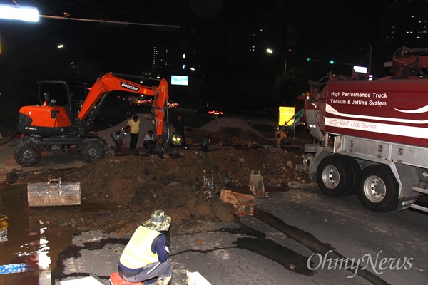9월 10일 오후 1시경 경남 창원시 의창구 신월동 시민생활체육관 앞 도로에 땅 꺼짐 현상인 '싱크홀'이 발생해 이날 저녁까지 복구작업이 벌어지고 있다.