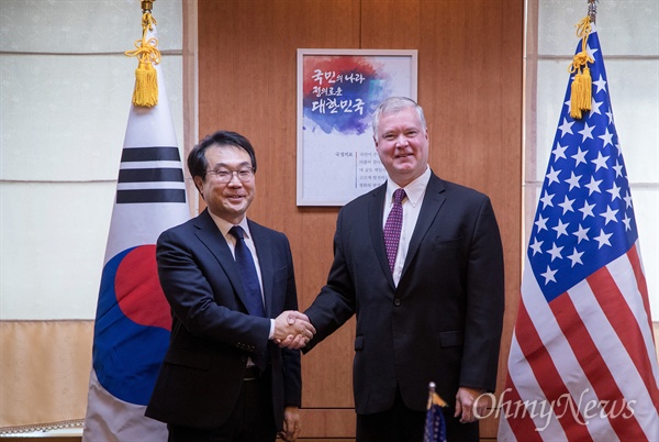 비건 미 대북정책특별대표가 11일 오전 서울 외교부 청사에서 이도훈 한반도평화교섭본부장과 회담에 앞서 악수를 하고 있다.