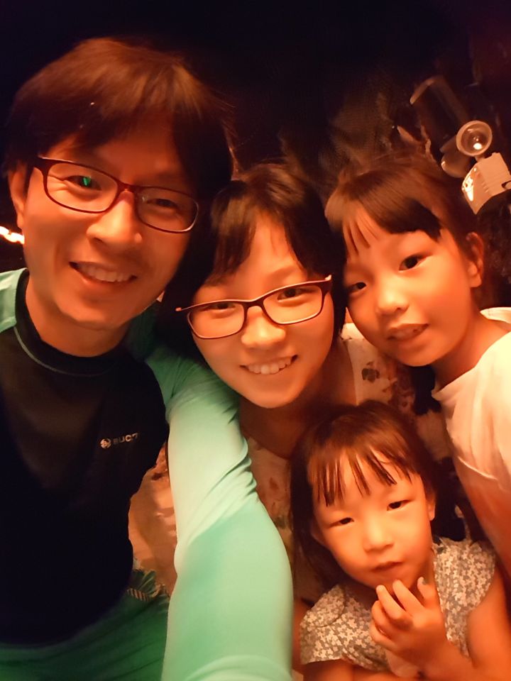 전윤환 대표의 아내와 아이들. 