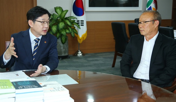베트남 축구 박항서 감독이 9월 11일 경남도청을 방문해 김경수 경남지사를 만났다.