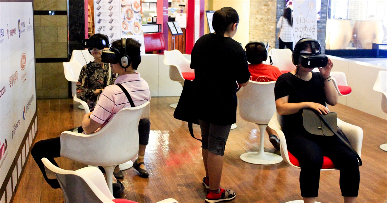  안양국제청소년영화제의 VR 시네마 체험장에서 시민들이 영화를 감상하고 있다.