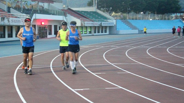 마라톤114 예화런 회원들이 예산종합운동장에서 달리기를 하고 있다.