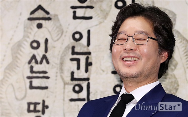 '명당' 유재명, 조승우와 명호흡 배우 유재명이 11일 오후 서울 삼성동 메가박스코엑스에서 열린 영화 <명당> 시사회에서 자신과 세번째 호흡을 맞추는 배우 조승우의 이야기를 들으며 웃고 있다.
<명당>은 땅의 기운을 점쳐 인간의 운명을 바꿀 수 있는 천재 지관과 왕이 될 수 있는 천하명당을 차지하려는 자들 사이의 대립과 욕망을 그린 작품이다. 19일 개봉.