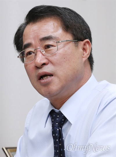 최경환 민주평화당 의원이 11일 서울 여의도 국회 의원회관에서 오마이뉴스를 만나 인터뷰하고 있다. 