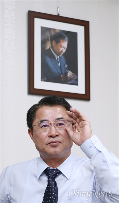 최경환 민주평화당 의원. 국회 의원회관에 있는 최 의원 방에 고 김대중 전 대통령의 사진이 걸려 있다. 