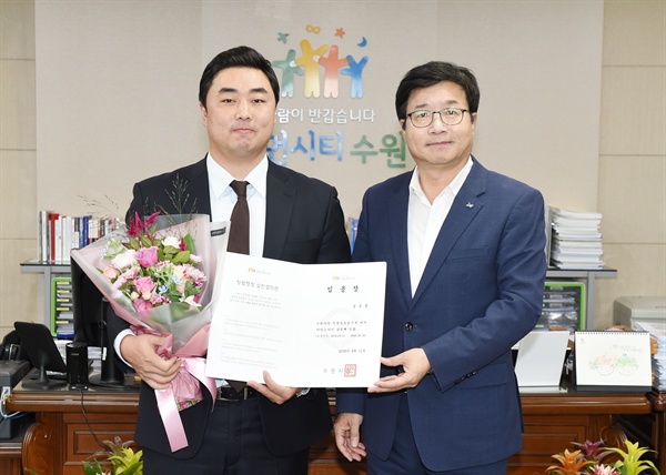  염태영 수원시장은 11일 '수원시청 여자아이스하키팀' 초대 감독으로 김도윤 여자아이스하키 국가대표 코치를 선임했다. 