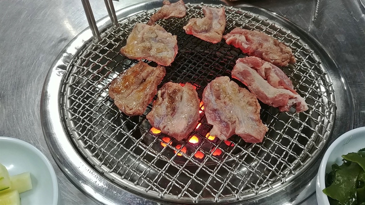 돼지고기 특수부위 갈매기살을 연탄불에 구워먹는다. 
