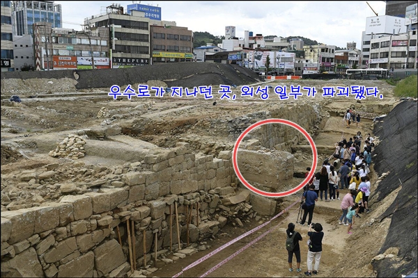 발견된 진주성 외성 구간 가운데 옛 우수로 건축물로 추정되는 콘크리트 벽이 발견됐다. 외성은 이로 인해 일부 파괴됐다