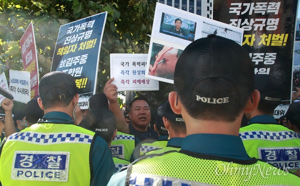 쌍용자동차 해고노동자들이 12일 오전 서울 서대문구 경찰청 앞에 모여 이명박 정부 시절 경찰의 댓글공작을 지휘한 혐의로 재소환되는 조 전 청장의 구속 수사를 촉구하고 있다.