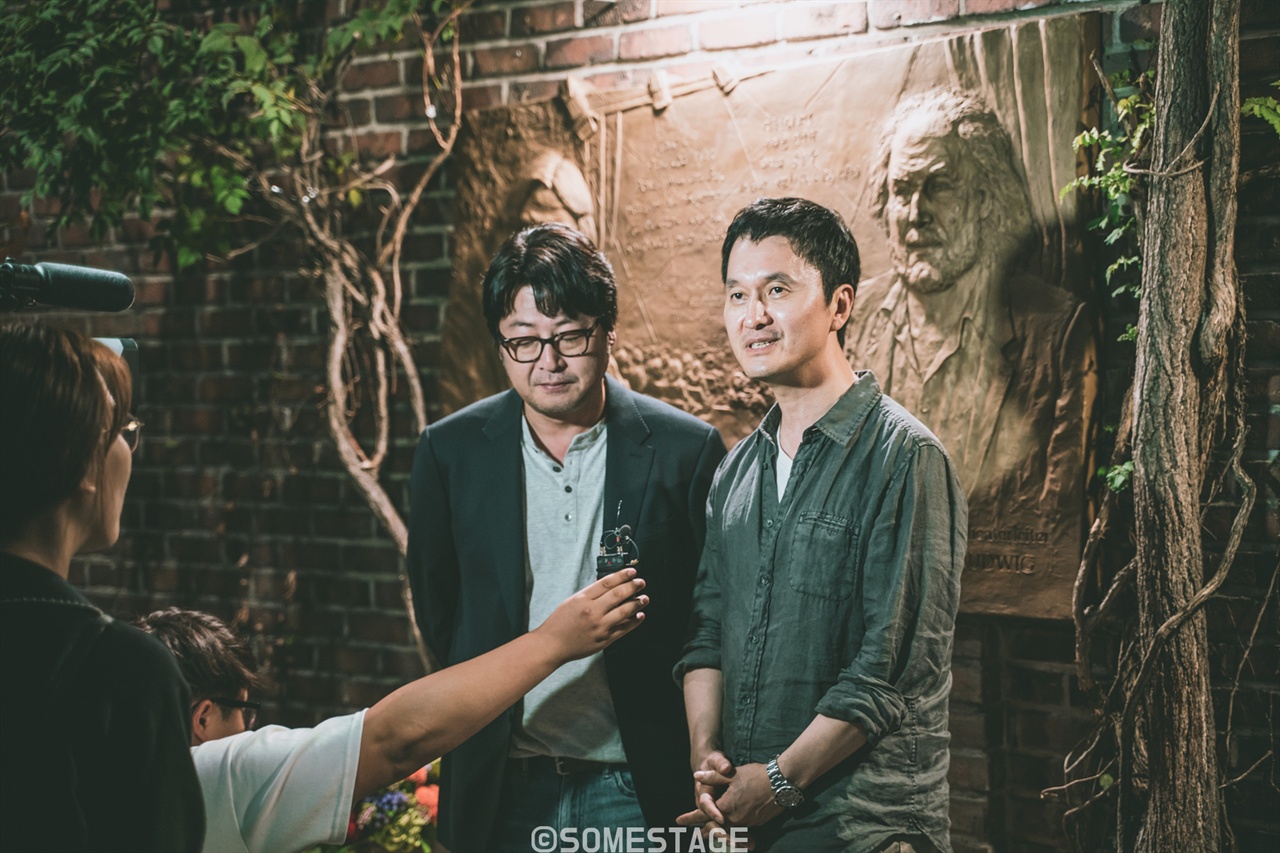  <지하철 1호선> 제막식에 참여한 배우 김윤석과 장현성