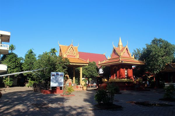 왓트마이 불교사원 유리 탑이 보이는 내부 모습