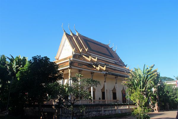 왓트마이 불교사원 입구 왼쪽에 있는 대웅전  모습