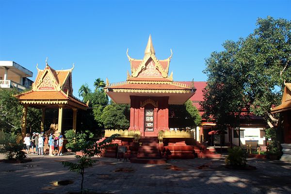 왓트마이 불교사원 내부 유골이 안치된 유리 탑 모습