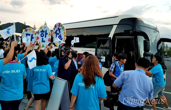 창원세계사격선수권대회에 출전한 북측 선수들이 9월 11일 창원국제사격장에서 벌어진 경기에서 메달을 딴 뒤 버스에 오르기 전 '아리랑응원단'과 함께 했다.