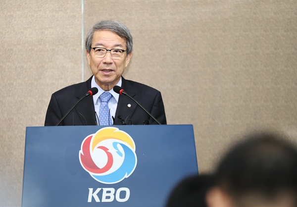 기자회견 하는 정운찬 KBO 총재 정운찬 KBO총재가 12일 오전 서울 강남구 야구회관에서 기자회견을 하고 있다.
