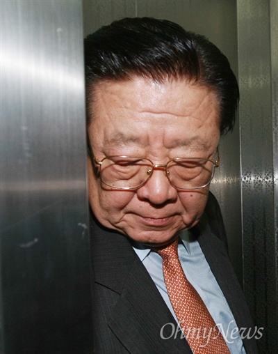 2008년 3월 11일, 안강민 당시 한나라당 공천심사위원장이 서울, 충남 지역에 대한 공천심사를 마친 뒤 승강기를 타고 당사를 나서고 있다.