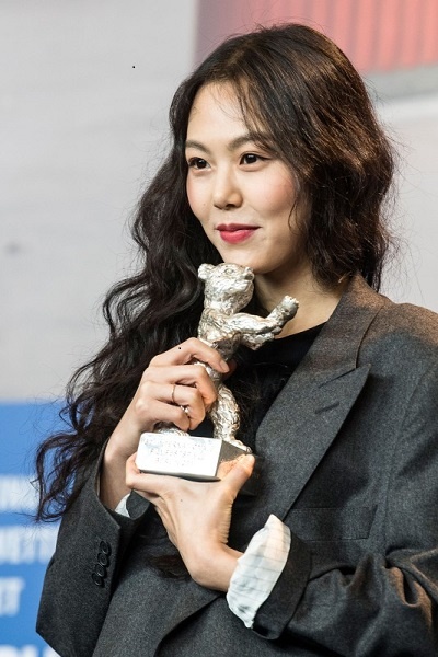  2017년 67회 베를린영화제에서 여우주연상을 수상한 김민희의 모습