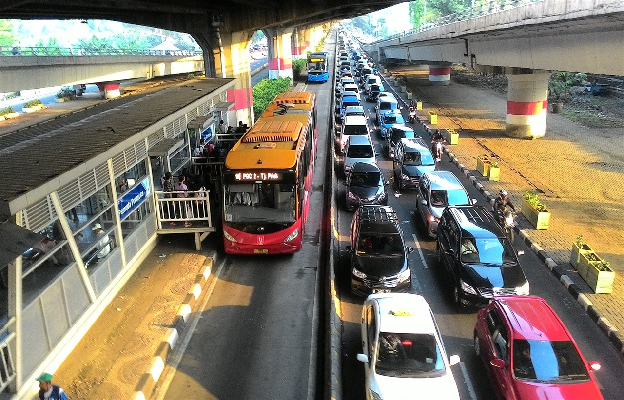 아시안게임이 열렸던 인도네시아 자카르타의 BRT 시스템인 TransJakarta(트란스자카르타). 전용도로를 사용하여 시원스레 뚫린 길을 신호 없이 오간다. (Wikimedia Commons, CC-BY-SA 4.0)