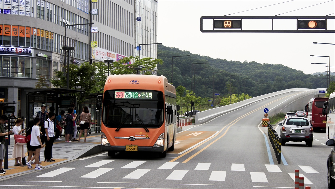 대한민국 내 BRT 건설의 가장 모범적인 예시로 꼽히는 세종특별자치시 BRT 시스템. 고가도로와 신호체계, 노선망 등에서 가장 모범적인 예시로 꼽힌다.