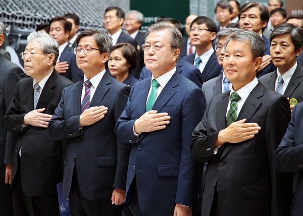  문재인 대통령이 13일 오전 서울 서초구 대법원 중앙홀에서 열린 사법부 70주년 행사에서 국기에 경례를 하고 있다. 오른쪽부터 이진성 헌법재판소장, 문 대통령, 김명수 대법원장. 