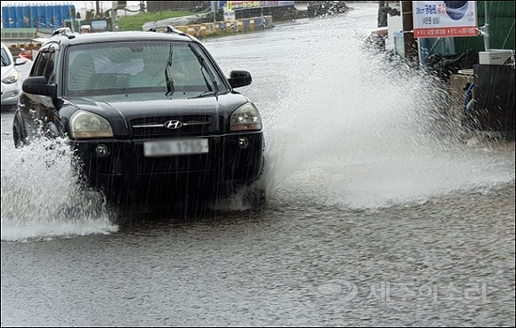 13일 폭우로 물바다가 된 서귀포시 남원읍 남원포구 앞 사거리 모습. <제주의소리 독자제공>