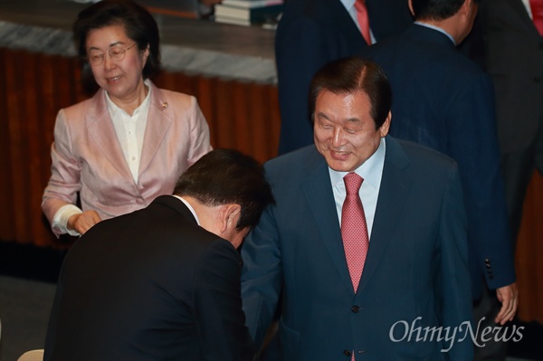 김무성 자유한국당 의원이 13일 오전 서울 여의도 국회에서 열린 정치 분야 대정부질문을 마친 뒤 동료의원과 인사를 나누고 있다.