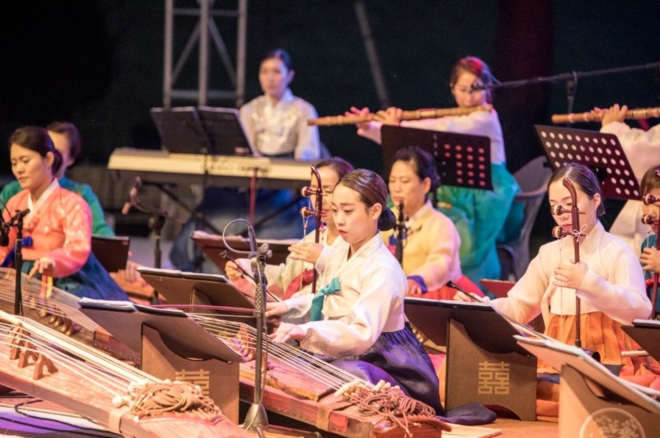 축제의 대표적인 프로그램들이 성삼문이라는 역사 인물과 시대적 배경을 중심으로 역사여행을 떠날 수 있는 다양한 퍼포먼스가 연출될 예정이다. (지난 2017년 홍성역사인물축제에서 홍주국악관현악단이 연주하는 모습이다)