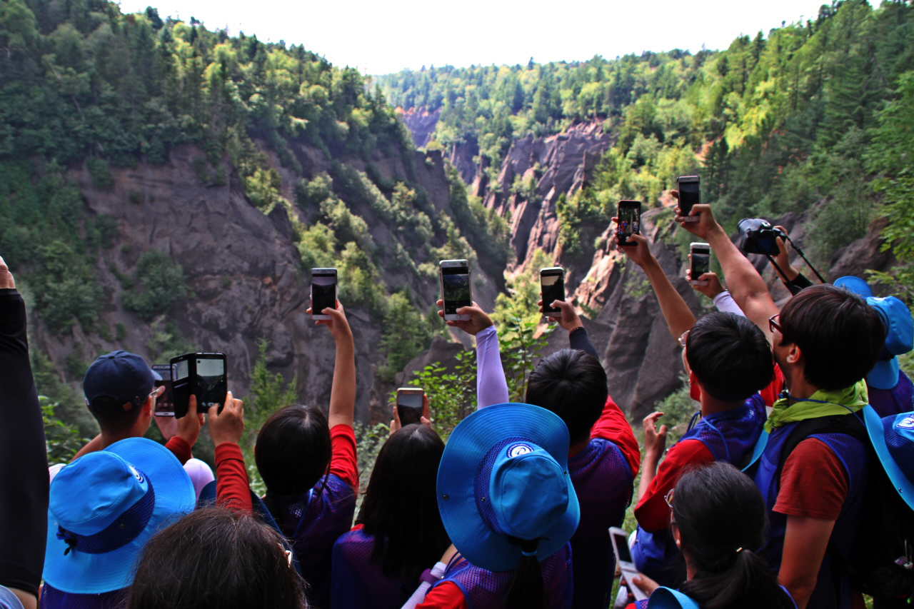  2018 창의융합형 인문학 기행 평화통일단 학생들이 협곡의 장관을 휴대폰으로 찍고 있다.