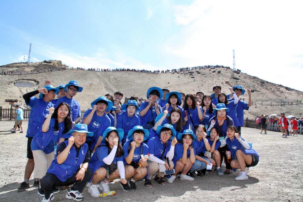  2018년 7월 31일 ‘2018 충남교육청 창의융합형 인문학 기행 평화통일단 학생들이 백두산 천문봉(2,679m)에 올라 기념촬영을 하고 있다.