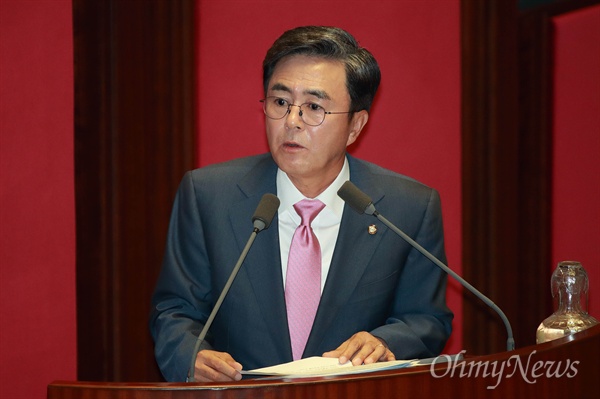 김태흠 자유한국당 의원이 13일 오후 서울 여의도 국회에서 열린 정치 분야 대정부질문에서 이낙연 국무총리에게 질의하고 있다.