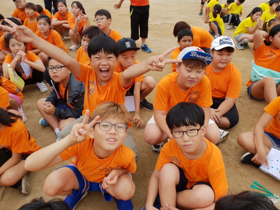 푸른 가을날~ 운동회를 즐기는 금촌초등학교 학생들
