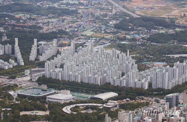 정부의 9.13 부동산 대책을 앞둔 지난 9월 13일 오후 서울 도심에 밀집해 있는 아파트의 모습들.