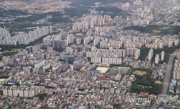 전문성이 약하고 상근직이 아닌 동대표들로 구성된 입주자대표회의는 위탁관리를 선호한다. 밀집해 있는 아파트 모습들(자료사진).