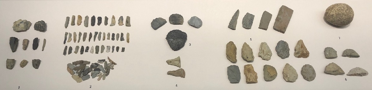           제주 고산리에서 발굴된 여러 가지 돌로 만든 도구나 조각들입니다.
