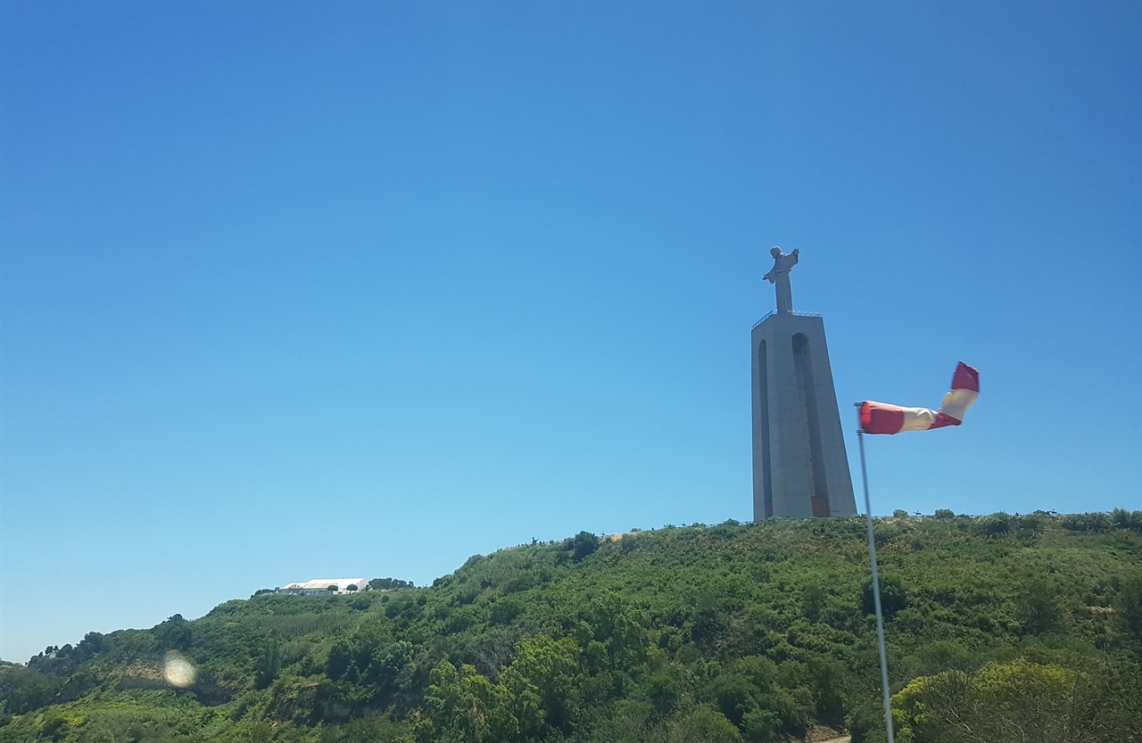 테주강을 바라보며 팔을 펼치고 있는 예수상이 마치 하늘로 날아오르려는 모습처럼 보입니다. 