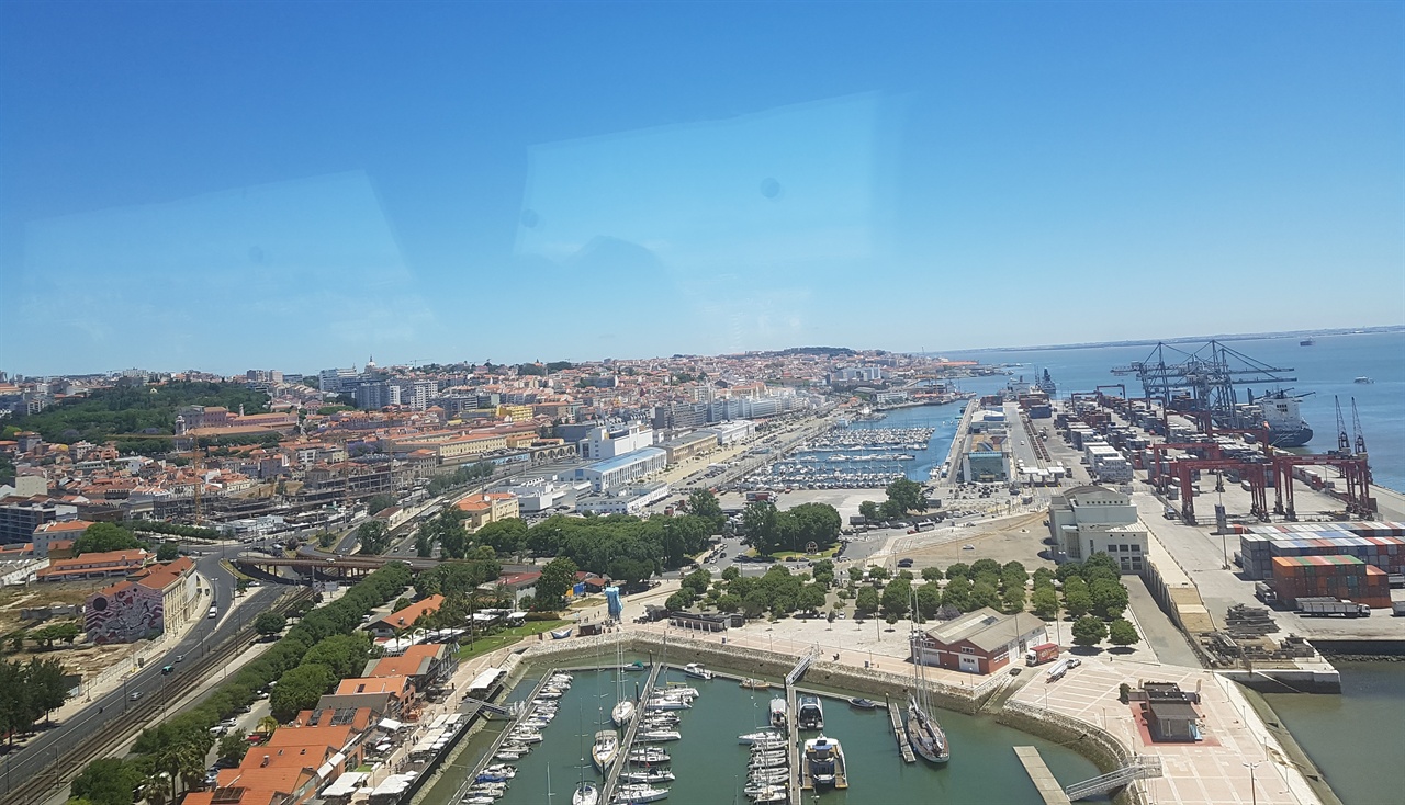 리스본의 모습. 포르투갈 최대의 도시이며, 유럽대륙 대서양 연안 굴지의 항구도시입니다.
