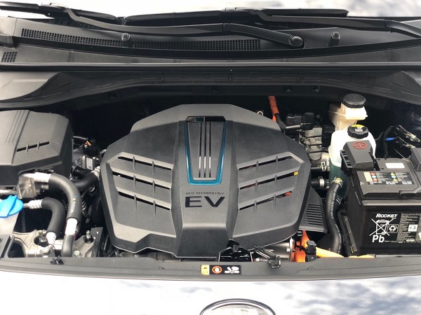 기아자동차의 준중형 전기 스포츠유틸리티차량(SUV) 니로 이브이(EV) 엔진룸.