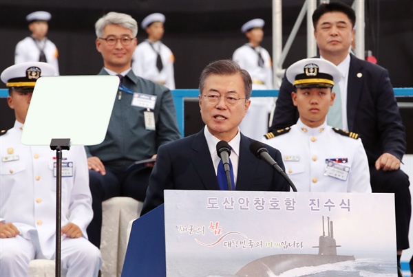 문재인 대통령이 14일 오후 경남 거제시 두모동 대우조선해양에서 열린 도산 안창호 함 진수식에서 축사하고 있다. 도산 안창호 함은 우리나라 최초의 3000톤급 잠수함으로 탄도 미사일을 탑재할 수 있는 최신예 함정이다.