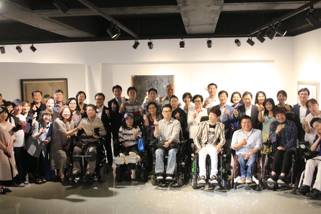 7인의 창작기획전 ‘사람과 사람들’ 전시가 다원갤러리(관장 김용남) 주최, 한국장애인표현예술연대 주관으로 오는 29일까지 개최된다. 