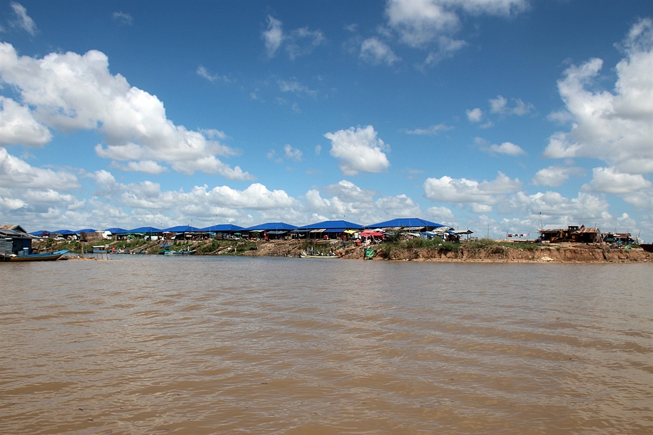 톤레샵 호수 선착장 부근에 거주하는 캄보디아인들 수상촌 모습
