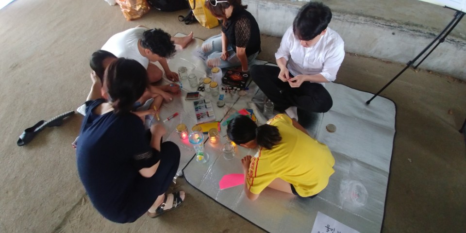 15일 서울 은평구 와산교에서 업사이클링 프로젝트에 참여한 아이들이 재활용 랜턴을 만들고 있다.