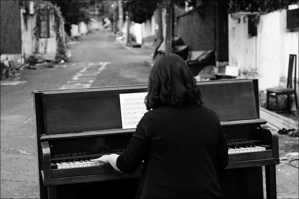  피아노 퍼포먼스 ‘막다른 골목’ 프로젝트에서 피아니스트 박상희씨가 리스트의 위로(Consolation) 3번을 연주하고 있다.