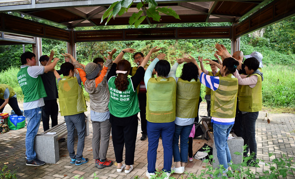 참가자들이 우정길 운영위원장을 따라 느릅나무 춤을 추고 있다. 