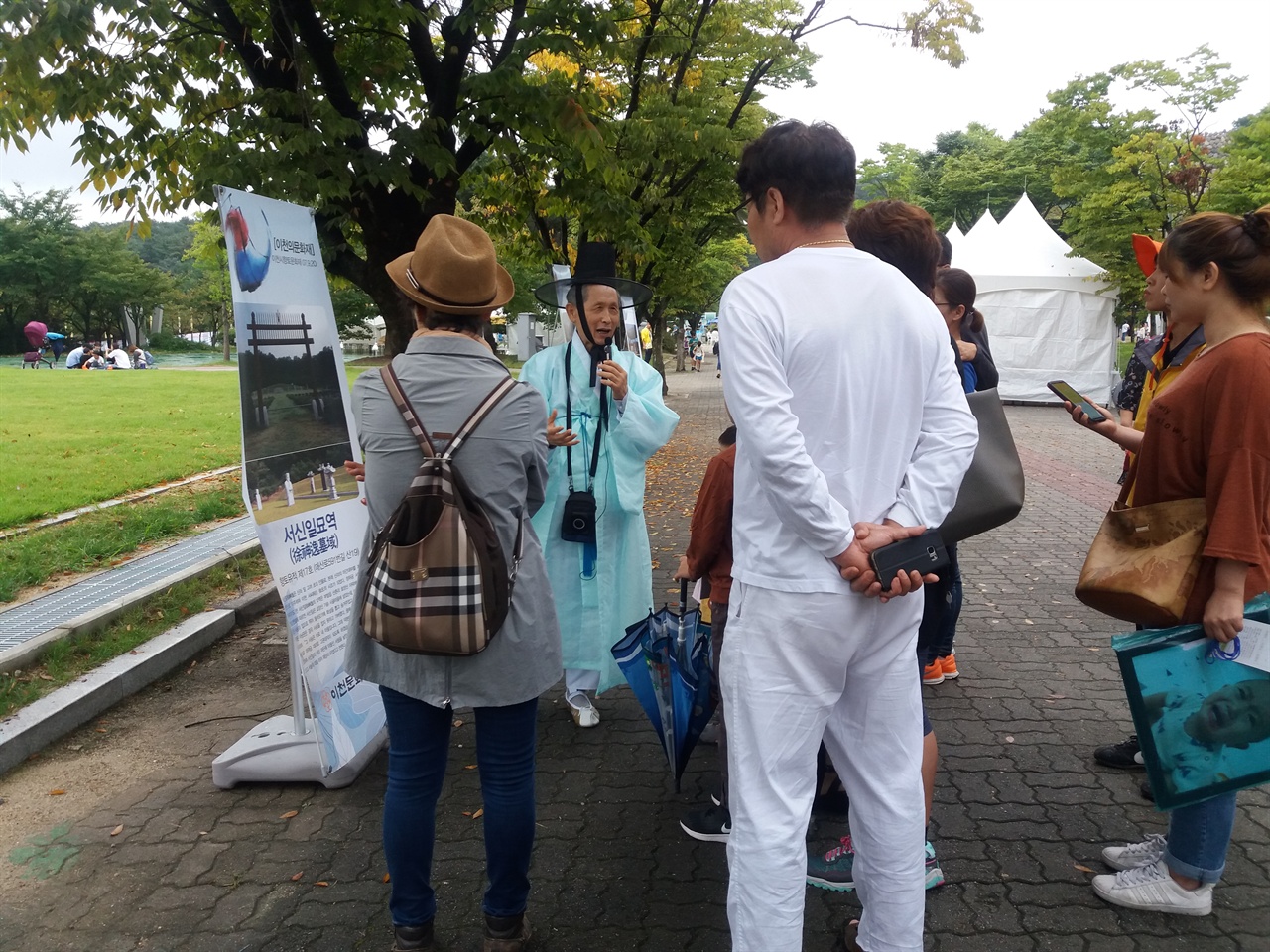  이천향토문화재보존연구회 회원이 시민들에게 서신일 묘역에 대한 해설을 하고 있다. 지난 15일 이천시 설봉공원에서 열린 제32회 설봉문화제에서. 